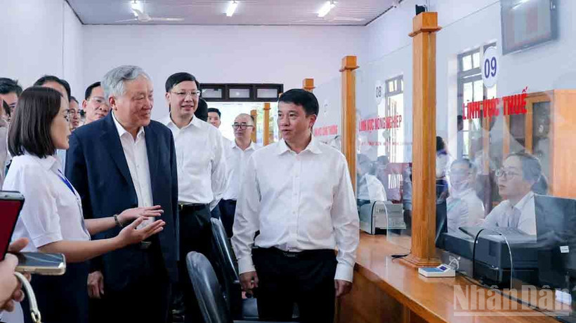 Phó Thủ tướng Nguyễn Hòa Bình cùng lãnh đạo tỉnh Lâm Đồng thực tế hoạt động tại Trung tâm Phục vụ hành chính công xã Đức Trọng.