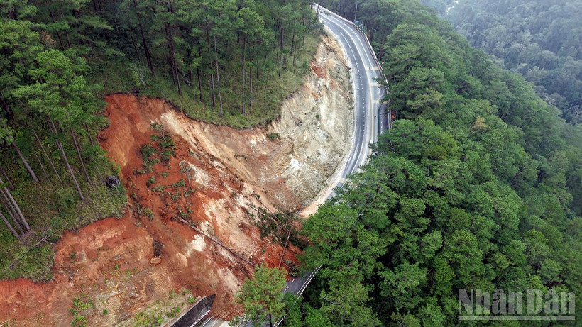 Vị trí sạt lở ta-luy dương trên đèo Prenn trưa 4/12.