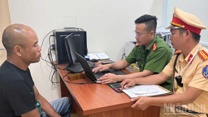 Trần Minh Hoàng tại cơ quan công an.