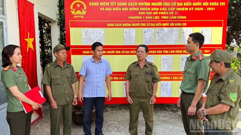 Lực lượng Công an kiểm tra công tác bảo đảm an ninh trật tự tại các điểm bầu cử trên địa bàn tỉnh Lâm Đồng.