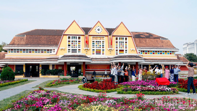 Du khách tham quan, trải nghiệm tại ga xe lửa cổ Đà Lạt.