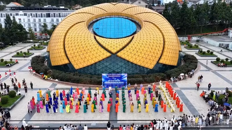 Rực rỡ sắc màu dân vũ thể thao tại Quảng trường Lâm Viên-Đà Lạt.