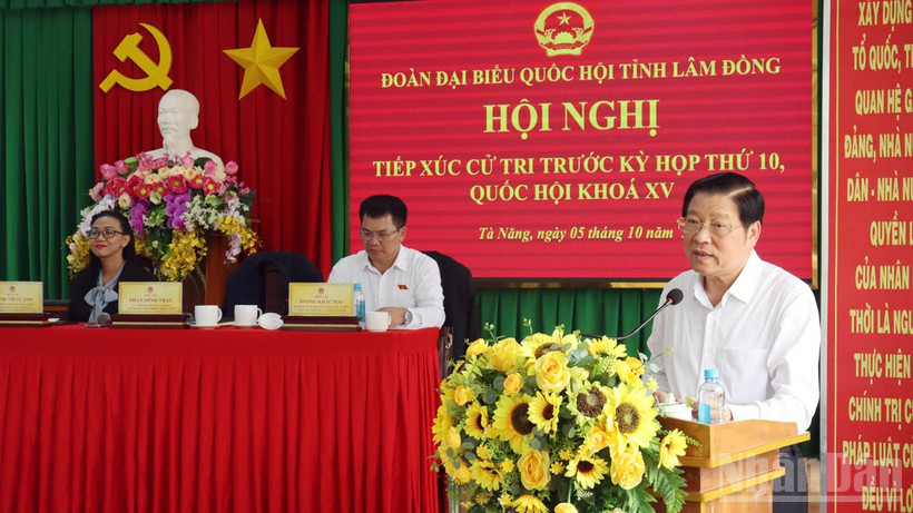 Đồng chí Phan Đình Trạc và các đại biểu Quốc hội khóa XV tỉnh Lâm Đồng tiếp xúc cử tri xã Tà Năng.