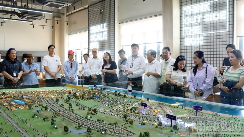 Đoàn famtrip nghe giới thiệu hành trình tham quan, khảo sát tại khu vui chơi giải trí Nova World Phan Thiết.