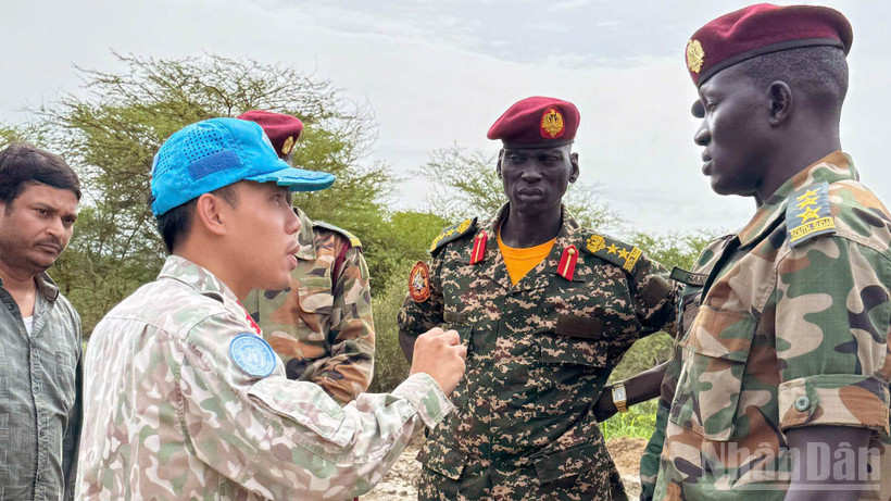 Đại úy Lê Trịnh Thanh Tuấn làm việc với chỉ huy trưởng Tiểu đoàn bộ binh, Quân đội Nam Sudan tại mốc ranh giới giữa phái bộ UNISFA và Nam Sudan.