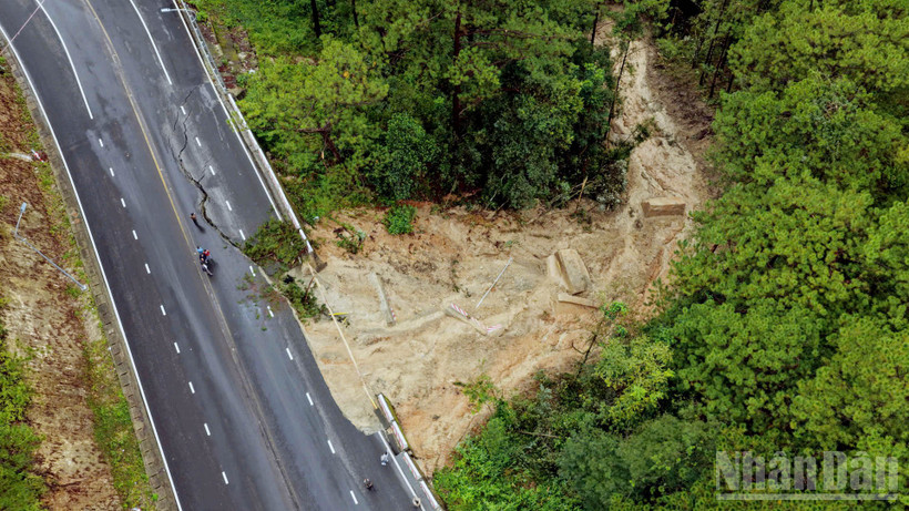 Khu vực xảy ra sạt trượt trên đèo Prenn.