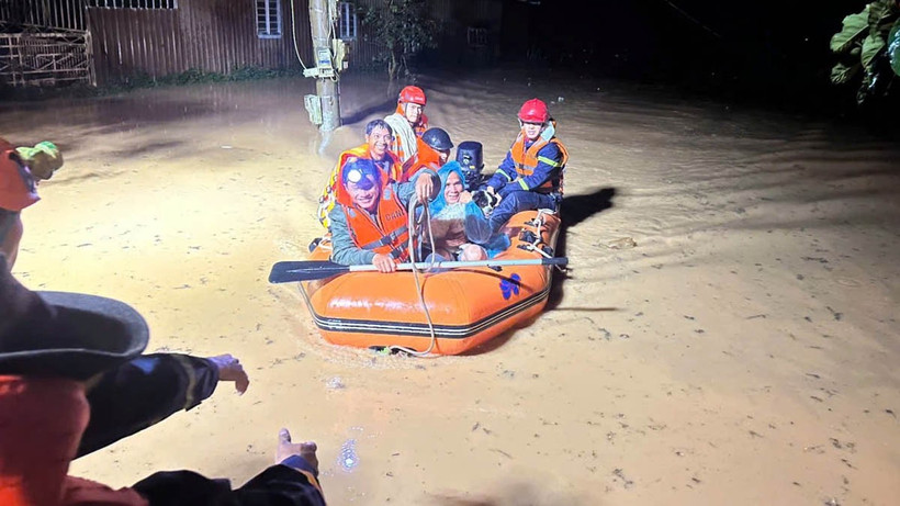 Đội Chữa cháy và Cứu nạn cứu hộ khu vực 2 dùng xuồng hơi giải cứu nhiều người bị cô lập do lũ dâng cao.