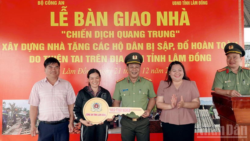 Lãnh đạo Công an tỉnh Lâm Đồng cùng chính quyền địa phương thực hiện nghi thức bàn giao nhà cho gia đình chị Lan.