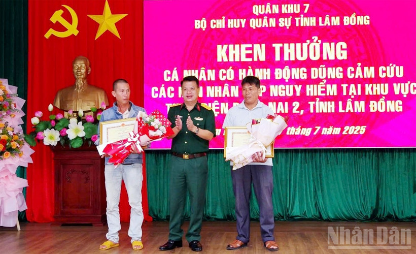 Chỉ huy trưởng Bộ Chỉ huy Quân sự tỉnh Lâm Đồng trao giấy khen tặng ông Dũng và ông Lâm về hành động dũng cảm ứng cứu 3 người bị mắc kẹt giữa dòng lũ chảy xiết.
