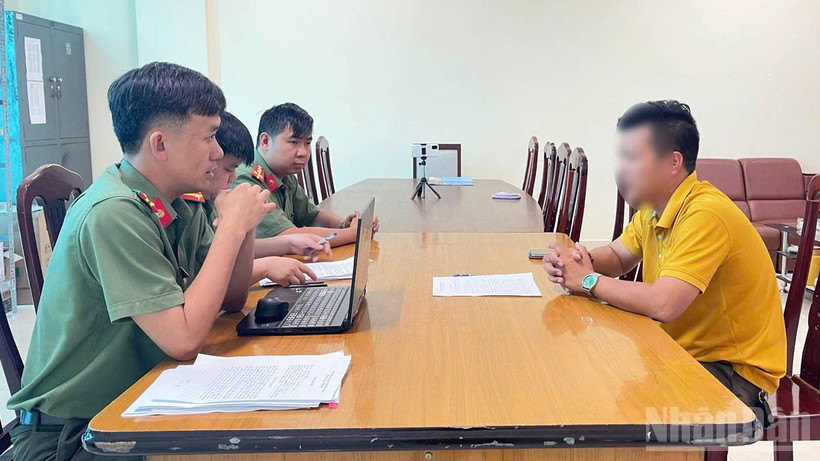 Phòng An ninh mạng và phòng, chống tội phạm sử dụng công nghệ cao, Công an tỉnh Lâm Đồng làm việc với trường hợp vi phạm.