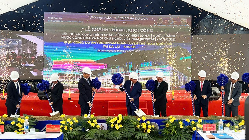 Các đại biểu thực hiện nghi thức khởi công dự án Trung tâm huấn luyện thể thao quốc gia tại Đà Lạt.