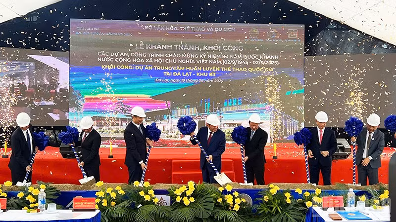 Các đại biểu thực hiện nghi thức khởi công dự án Trung tâm huấn luyện thể thao quốc gia tại Đà Lạt.