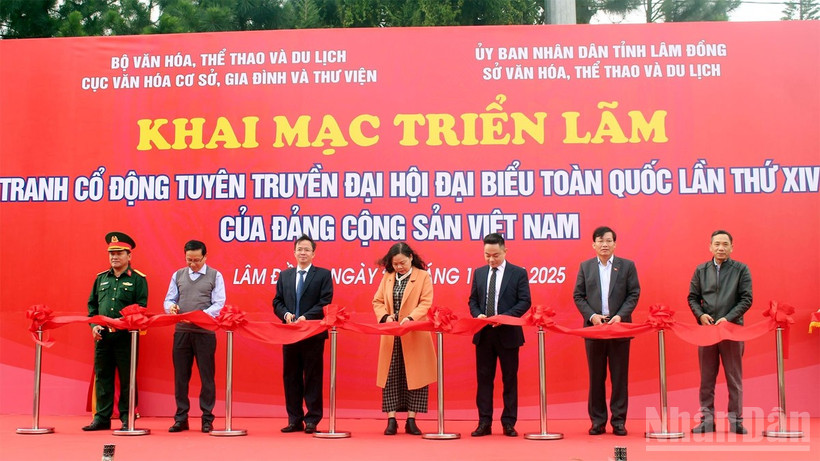 Các đại biểu thực hiện nghi thức khai mạc triển lãm.