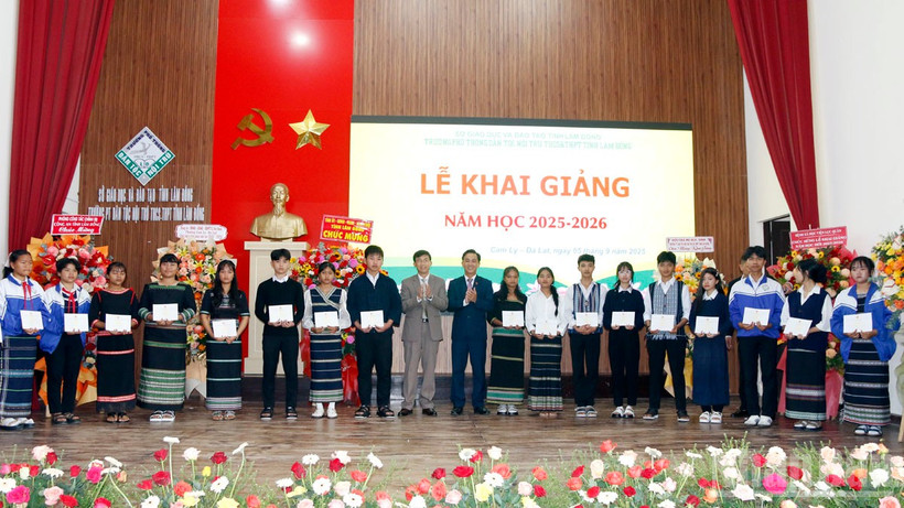 Lãnh đạo ngành giáo dục tỉnh và phường Cam Ly-Đà Lạt trao học bổng của tỉnh Lâm Đồng tặng học sinh vượt khó Trường phổ thông dân tộc nội trú trung học cơ sở-trung học phổ thông tỉnh.