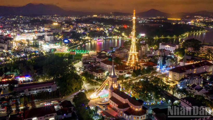 Khu vực trung tâm Lâm Đồng ngàn hoa lung linh sắc màu đêm Giáng sinh.