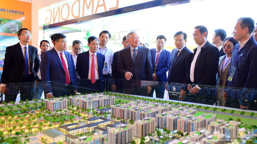 Ủy viên Bộ Chính trị, Phó Thủ tướng Thường trực Chính phủ Nguyễn Hòa Bình và đại biểu tham quan khu vực giới thiệu các dự án đầu tư tại Lâm Đồng.