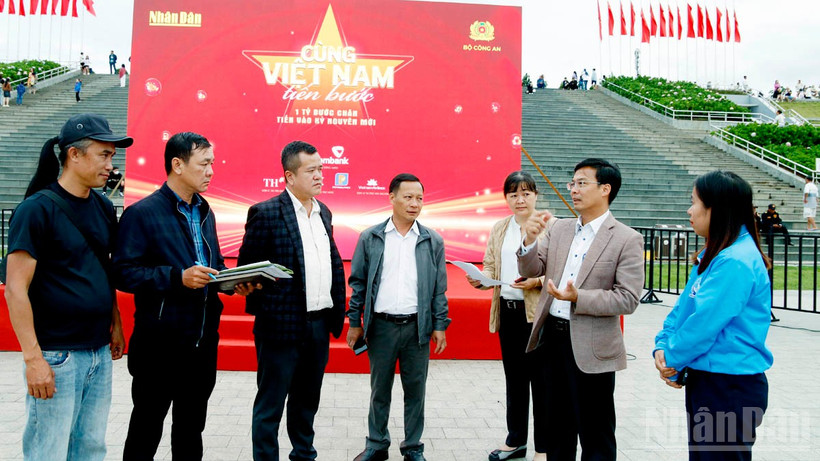 Phó Chủ tịch Ủy ban nhân dân tỉnh Lâm Đồng Đinh Văn Tuấn trao đổi với các cơ quan, đơn vị liên quan trong quá trình kiểm tra.