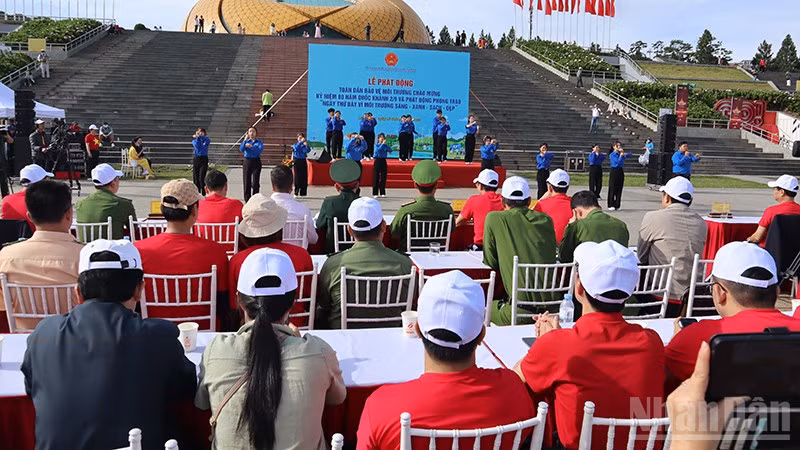 Quang cảnh lễ phát động.