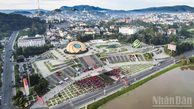 Cung đường đi bộ lãng mạn quanh hồ Xuân Hương trong sự kiện “Cùng Việt Nam tiến bước” tổ chức tại xứ ngàn hoa Đà Lạt, tỉnh Lâm Đồng. 