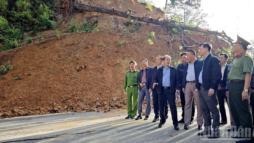 Chủ tịch Ủy ban nhân dân tỉnh Lâm Đồng và lãnh đạo sở, ngành, địa phương liên quan kiểm tra thực tế khu vực sạt trượt trên đèo D'Ran.