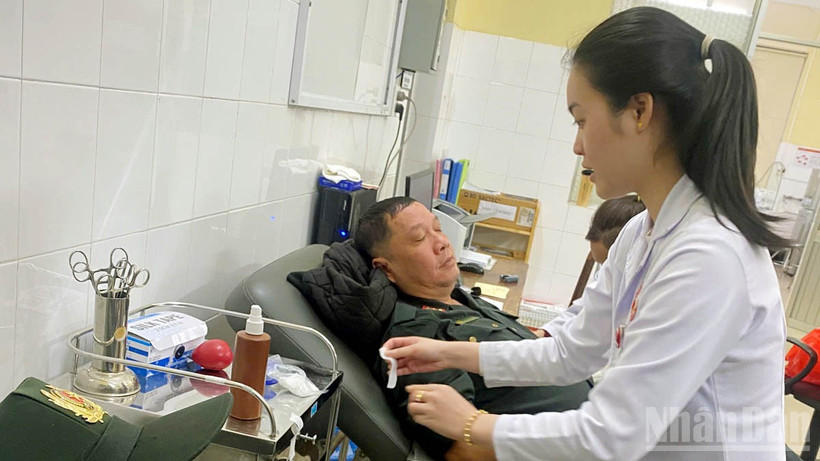 Cán bộ, chiến sĩ Phòng Cảnh sát cơ động Công an tỉnh Lâm Đồng kịp thời đến bệnh viện hiến máu cứu người.