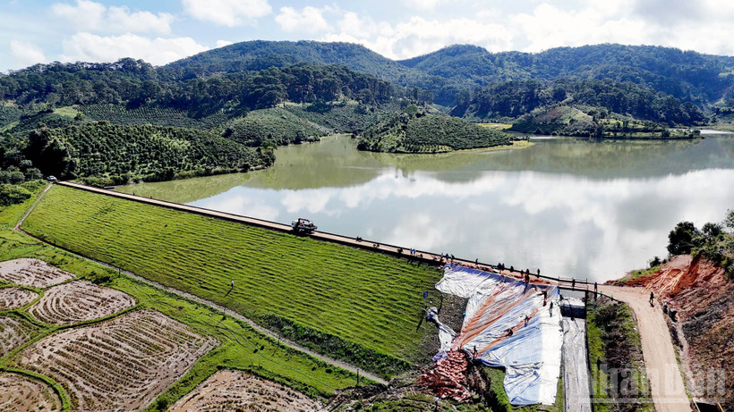 Khu vực xảy ra sạt trượt tại đập chính hồ thủy lợi Cay An đã được lực lượng chức năng xử lý đóng cừ tràm, gia cố đất và phủ bạt. 