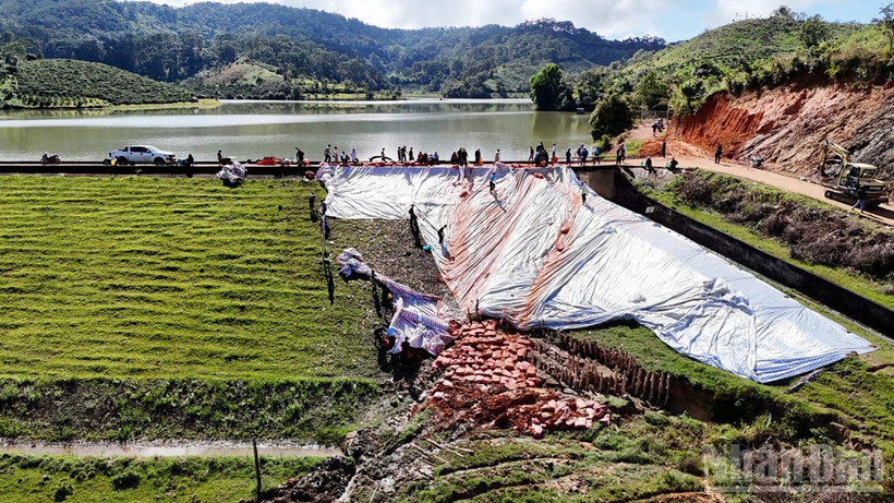 Khu vực xảy ra sạt trượt vai đập chính hồ thủy lợi Cay An đã được các lực lượng chức năng xử lý tạm thời.