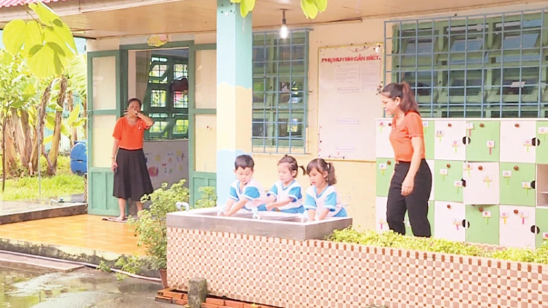 Bệnh tay chân miệng bùng phát mạnh, cảnh báo thêm sốt xuất huyết và viêm màng não mô cầu