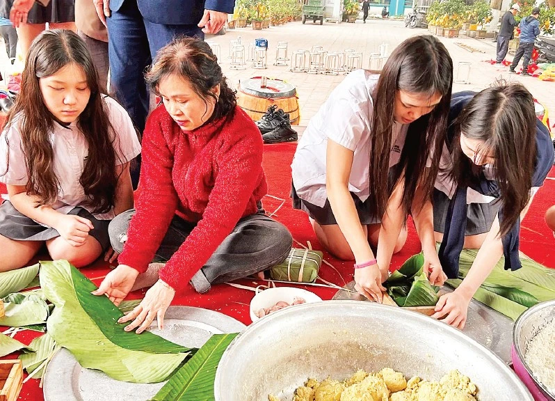 Câu lạc bộ Khương Đình gói bánh chưng nghĩa tình, trao quà Tết cho người khó khăn