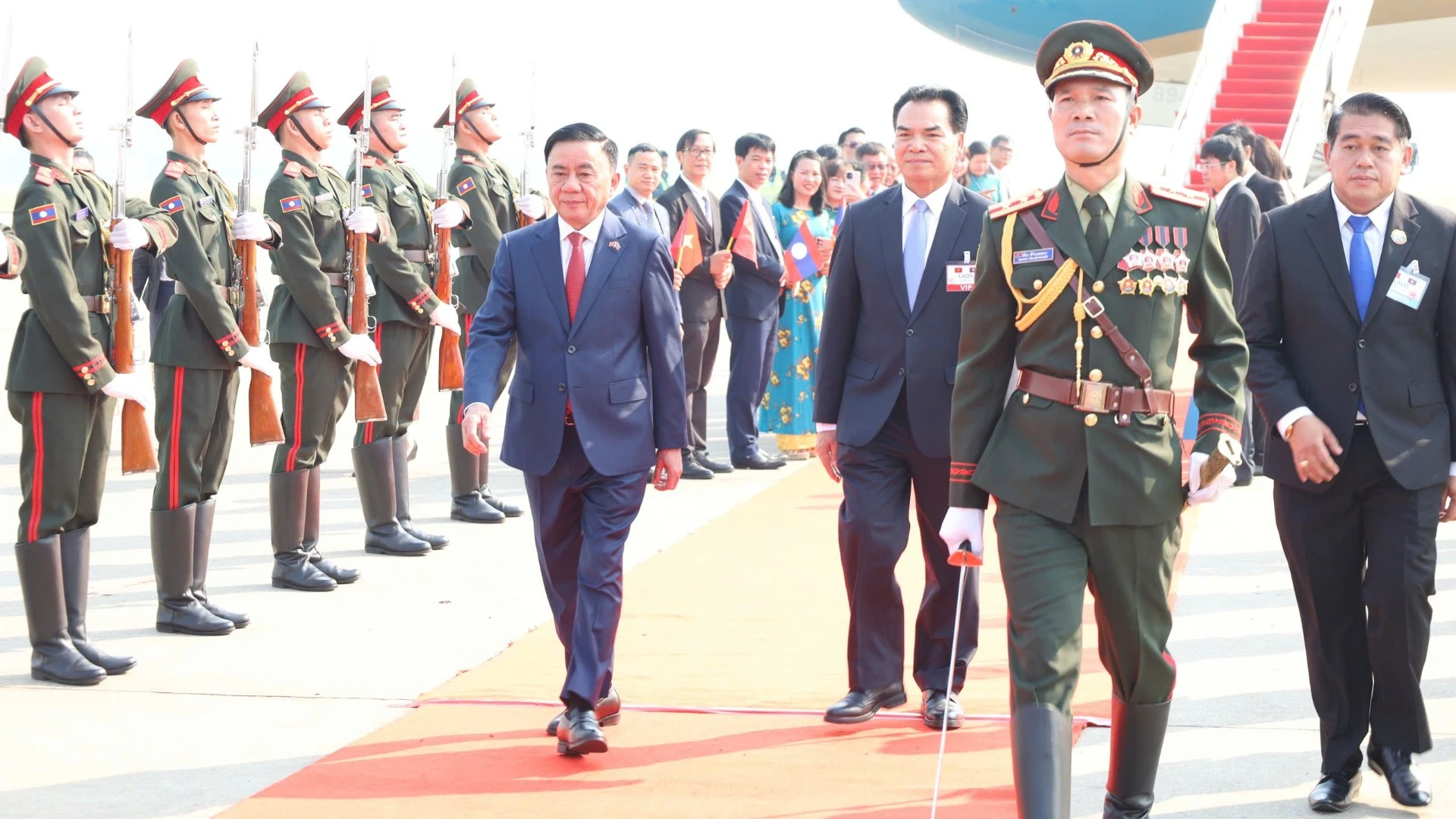 Đoàn đại biểu cấp cao Việt Nam thăm chính thức Lào, tăng cường hợp tác chiến lược
