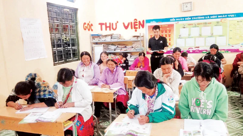 Phụ nữ H'Mông vùng cao Tà Xùa miệt mài xóa mù chữ, viết lại cuộc đời