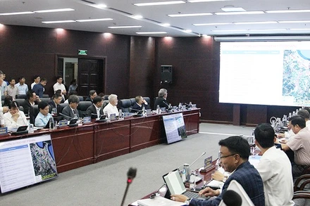 Đại biểu giới thiệu về quy hoạch các tuyến đường sắt đô thị Đà Nẵng.