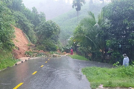 Một số tuyến đường trên địa bàn các xã miền núi đã xảy ra tình trạng sạt lở.