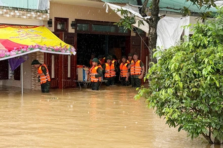 Lực lượng Quân khu kiểm tra thực tế tại thôn Tây An, xã Hoà Vang.
