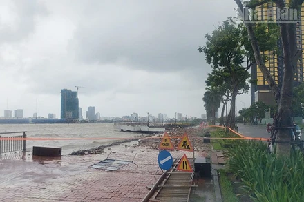 Lực lượng chức năng giăng dây cảnh báo lại khu vực vỉa hè đường Như Nguyệt.