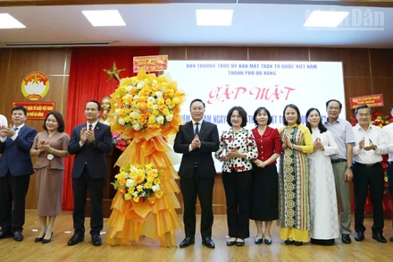 Thành ủy Đà Nẵng chúc mừng ngày truyền thống Mặt trận Tổ quốc Việt Nam.