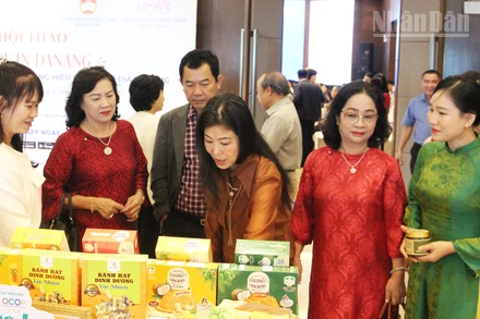 Đại biểu tham quan, tìm hiểu các sản phẩm đặc trưng của thành phố Đà Nẵng.