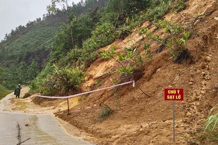 Các xã miền núi cắm biển cảnh báo. (Ảnh: Arất Blúi)