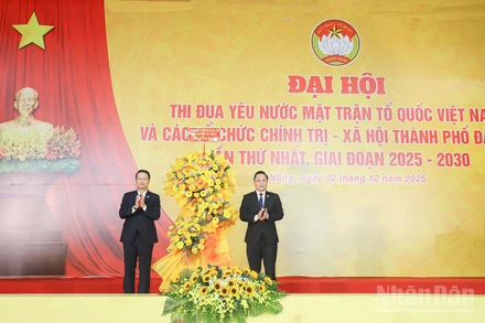 Ban Chấp hành Đảng bộ thành phố Đà Nẵng tặng hoa chúc mừng Đại hội.