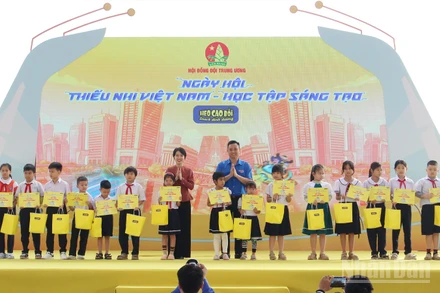 Trao học bổng cho thiếu nhi vươn lên học tốt.