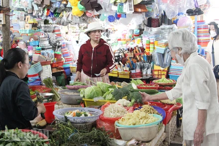 Người dân mua hàng tại chợ Đống Đa.