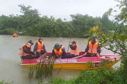 Lực lượng chức năng đang tiếp tục tìm kiếm người dân mất tích. (Ảnh Ban Chỉ huy Phòng thủ Khu vực 4 - Bàn Thạch cung cấp).