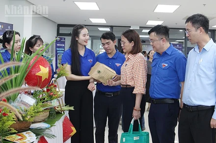 Tham quan các gian hàng, sản phẩm của đơn vị đoàn.