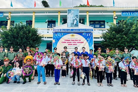 Thiếu nhi La Êê vui với Tết Trung thu.