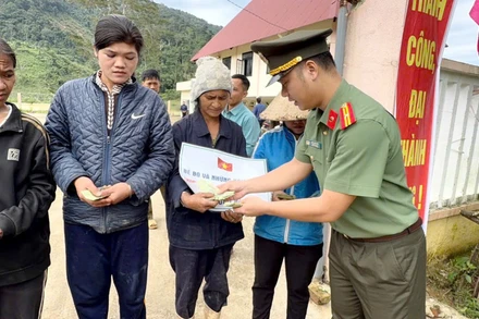 Trao tặng kinh phí hỗ trợ các hộ dân bị ảnh hưởng thiên tai.