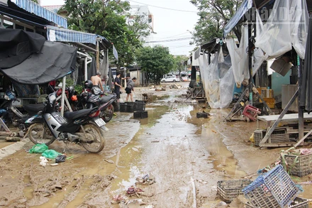 Chợ Ngã tư Ái Nghĩa (xã Đại Lộc) còn bùn đất.