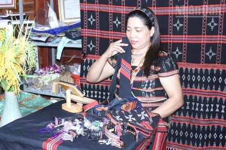 Chị Lê Thị Lai giới thiệu, quảng bá thổ cẩm Cơ tu trên mạng xã hội. 