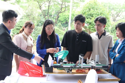 Đại biểu tham quan các sản phẩm khởi nghiệp của sinh viên.