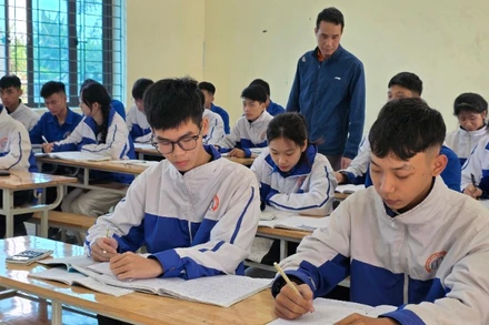 Thầy và trò tại Trường trung học phổ thông Đặng Thai Mai.