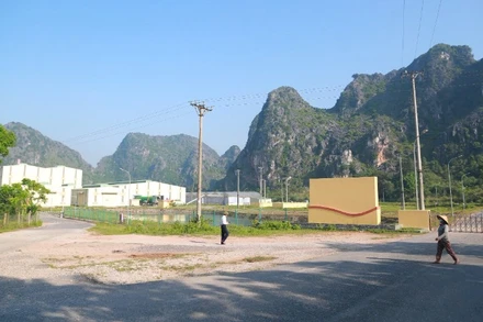 Cổng vào Khu xử lý rác thải Đông Nam.